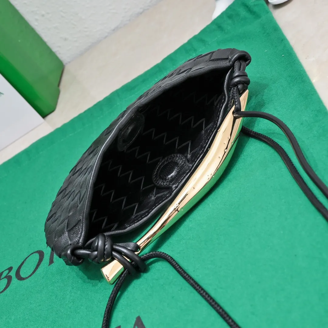 Batch of 1260 BV Mini Sardine is coming‼ ️Super high-end, stainless steel hardware + 24k real gold plating process, fish scales (concave and convex positions) are the finishing touch, the sardine bag that can be carried cross-body is completely beautiful to the heart. The metal element handle and weaving are perfectly combined to completely integrate the artistic sense and elegance and fashion. It is really like a work of art🏺The large size is elegant, the small size is exquisite and cute, a must-have item for fashionistas, and the details are perfectly reproduced. Style number: 6680# Size 20*12*2.5